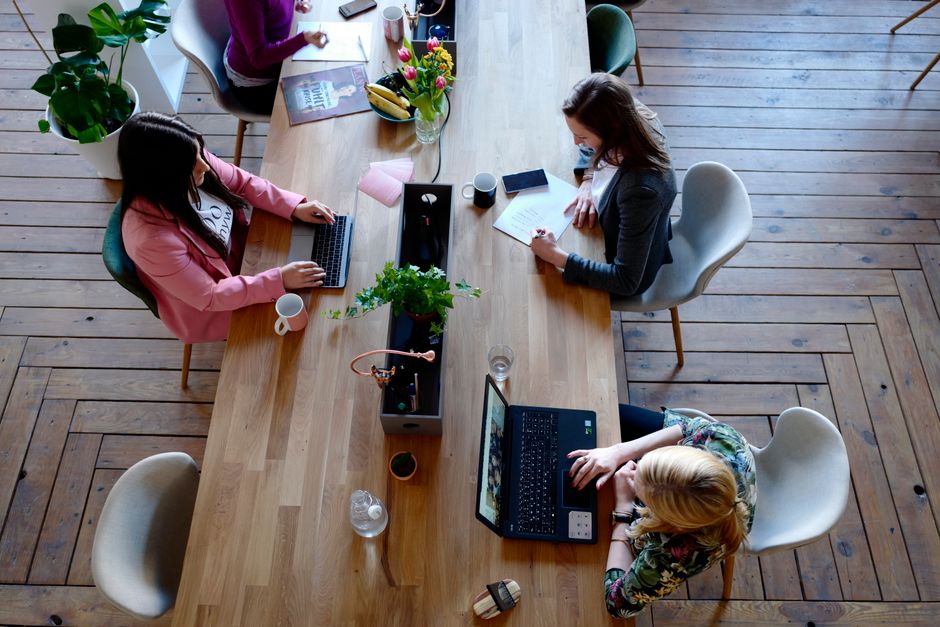 Hot desk v open space